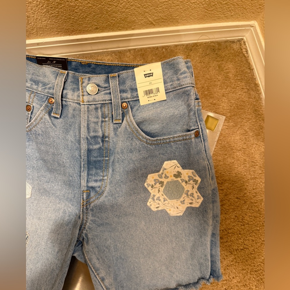 LEVI’S 501 MID THIGH WOMEN'S SHORTS GEO FLORAL APLIQUÉ - Picture 8 of 11